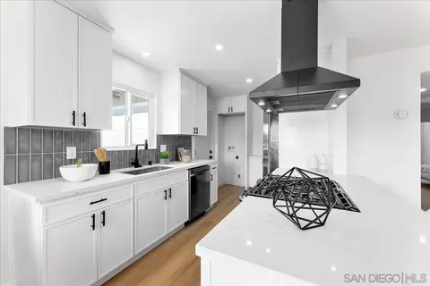 Kitchen - 4624 Calle De Retiro, Oceanside, CA 92057 photo 1 of 4