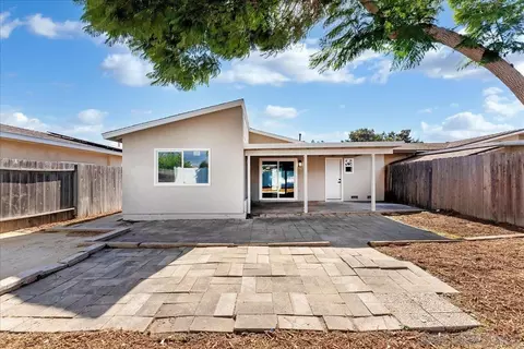 Exterior - 4624 Calle De Retiro, Oceanside, CA 92057 photo 3 of 4