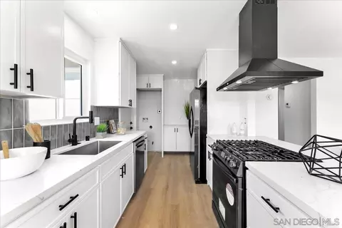 Kitchen - 4624 Calle De Retiro, Oceanside, CA 92057 photo 2 of 4