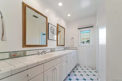 Bath - 3187 Rancho Del Sol, Escondido, CA 92025 photo 5 of 5