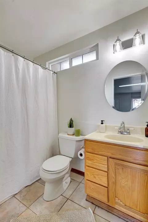 Bath - 1292 Sorrento Pl, Escondido, CA 92027 photo 3 of 3