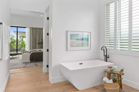 Bath - 2223 Via Media, La Jolla, CA 92037 photo 5 of 10
