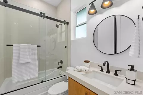 Bath - 2223 Via Media, La Jolla, CA 92037 photo 8 of 10