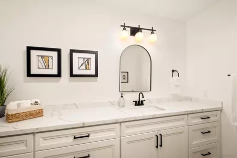 Bath - 980 Surfbird Way, Oceanside, CA 92057 photo 2 of 4