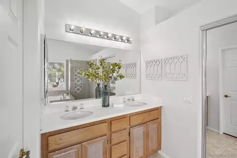 Bath - 12866 Poway Oaks Dr, Poway, CA 92064 photo 5 of 6