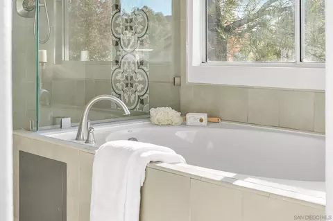 Bath - 12866 Poway Oaks Dr, Poway, CA 92064 photo 4 of 6