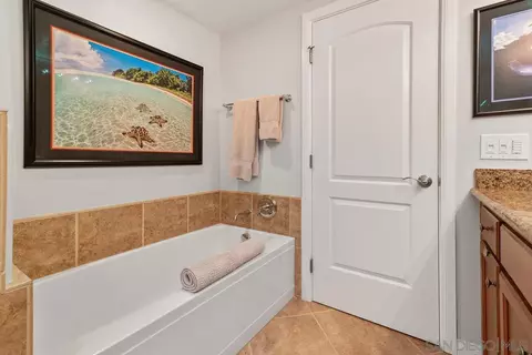 Bath - 366 Forward UNIT B, La Jolla, CA 92037 photo 2 of 5