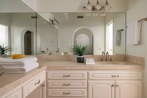 Bath - 15112 Huntington Gate Dr, Poway, CA 92064 photo 3 of 4