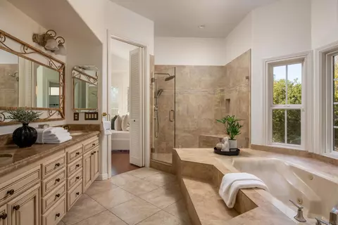 Bath - 15112 Huntington Gate Dr, Poway, CA 92064 photo 2 of 4