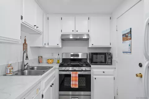 320 Grapevine Rd #102, Vista, CA 92083