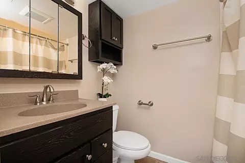 Bath - 952 Intrepid Ct, Del Mar, CA 92014 photo 3 of 3