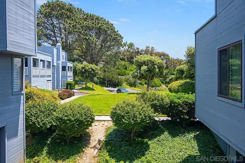 Exterior - 952 Intrepid Ct, Del Mar, CA 92014 photo 3 of 8