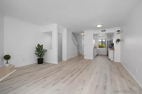 Living - 952 Intrepid Ct, Del Mar, CA 92014 photo 2 of 2