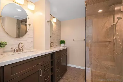 Bath - 952 Intrepid Ct, Del Mar, CA 92014 photo 2 of 3