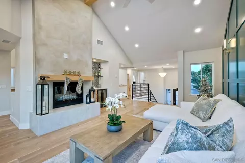 Living - 22 Aruba Bnd, Coronado, CA 92118 photo 2 of 4