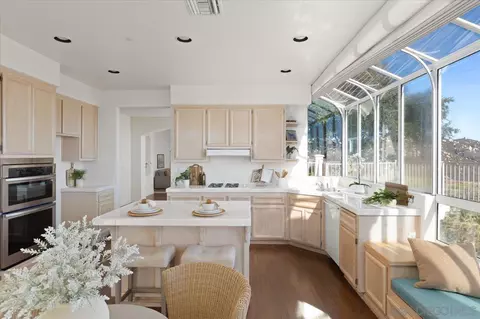 Kitchen - 2103 View Crest Gln, Escondido, CA 92026 photo 3 of 4