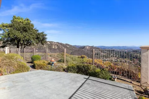 Exterior - 2103 View Crest Gln, Escondido, CA 92026 photo 6 of 9