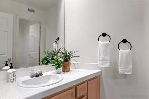 Bath - 2103 View Crest Gln, Escondido, CA 92026 photo 2 of 2