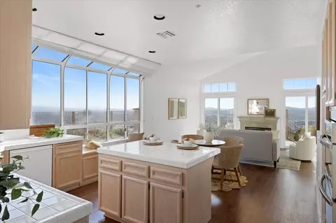 Kitchen - 2103 View Crest Gln, Escondido, CA 92026 photo 1 of 4