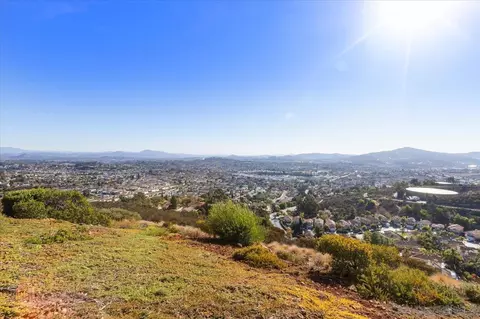 View/Area - 2103 View Crest Gln, Escondido, CA 92026 photo 2 of 14