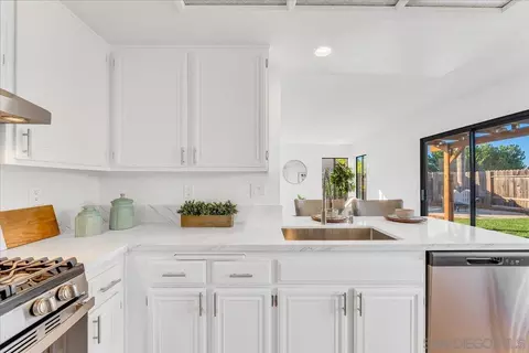 Kitchen - 913 Brookwood Pl, Oceanside, CA 92056 photo 2 of 2
