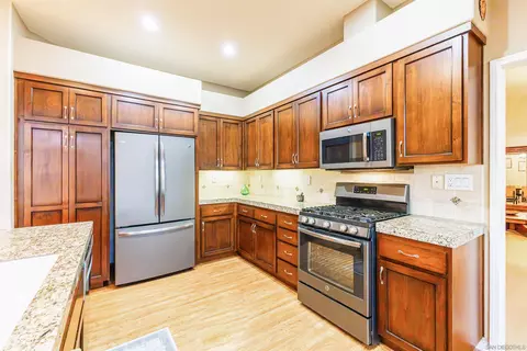 2111 Laura Dr, Escondido, CA 92027 photo 2