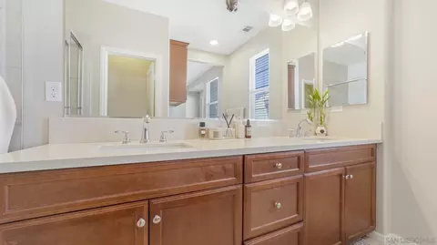 Bath - 44072 Calle Luz, Temecula, CA 92592 photo 2 of 7