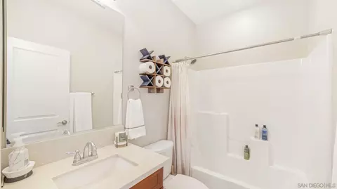 Bath - 44072 Calle Luz, Temecula, CA 92592 photo 6 of 7
