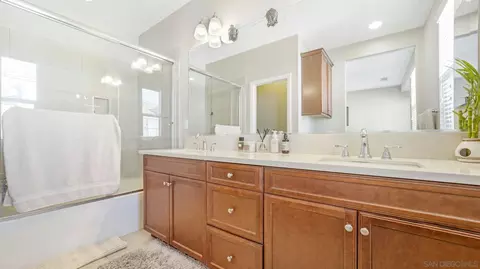 Bath - 44072 Calle Luz, Temecula, CA 92592 photo 1 of 7