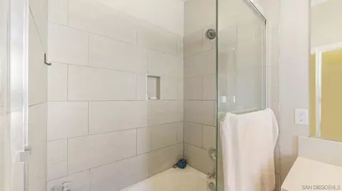 Bath - 44072 Calle Luz, Temecula, CA 92592 photo 4 of 7