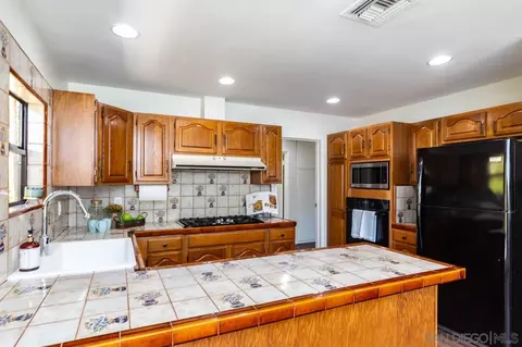 Kitchen - 13281 Lamplite Ln, Lakeside, CA 92040 photo 3 of 5