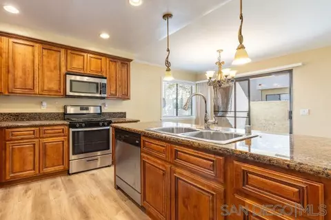 391 N Melrose Dr #C, Vista, CA 92083