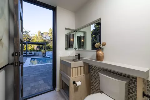 Bath - 4954 Sun Valley Rd, Del Mar, CA 92014 photo 2 of 5