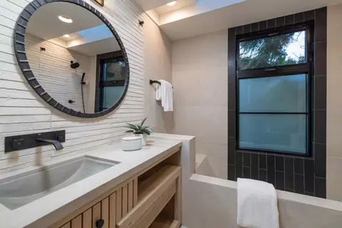 Bath - 4954 Sun Valley Rd, Del Mar, CA 92014 photo 5 of 5