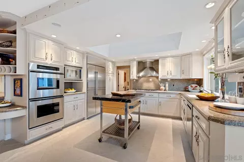 Kitchen - 1346 El Nido Dr, Fallbrook, CA 92028 photo 4 of 7