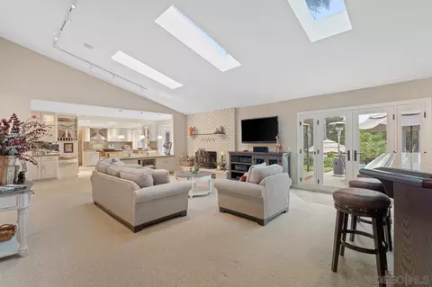 Living - 1346 El Nido Dr, Fallbrook, CA 92028 photo 2 of 7