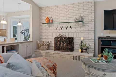 Living - 1346 El Nido Dr, Fallbrook, CA 92028 photo 5 of 7