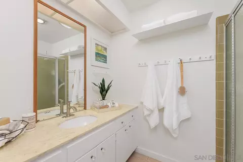 Bath - 708 E Solana Cir, Solana Beach, CA 92075 photo 1 of 2