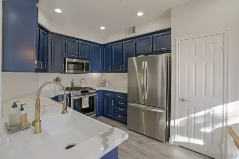 Kitchen - 401 Swamis Ln, Encinitas, CA 92024 photo 3 of 5