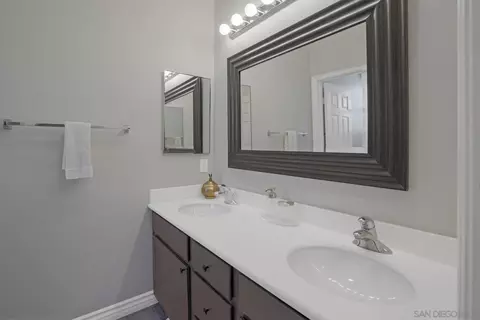 Bath - 401 Swamis Ln, Encinitas, CA 92024 photo 3 of 3