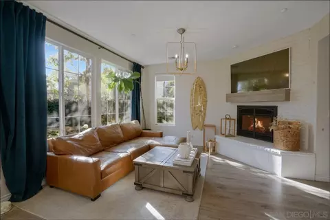 Living - 401 Swamis Ln, Encinitas, CA 92024 photo 2 of 3