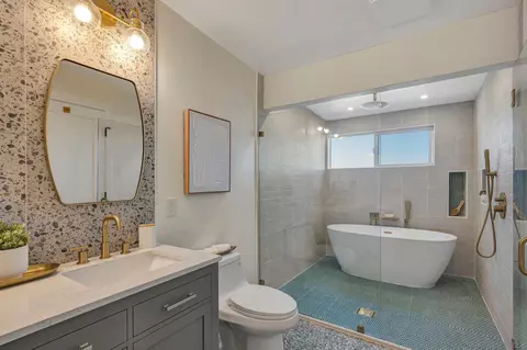 Bath - 1161 Monterey Dr, El Cajon, CA 92020 photo 3 of 4