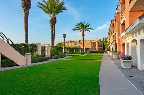Exterior - 1020 Genter St #102, La Jolla, CA 92037 photo 2 of 2