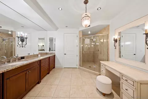 Bath - 1020 Genter St #102, La Jolla, CA 92037 photo 2 of 5