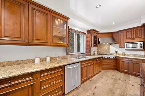 Kitchen - 1020 Genter St #102, La Jolla, CA 92037 photo 5 of 7