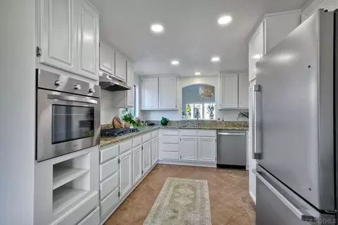 Kitchen - 2058 Paseo Ladera, Vista, CA 92084 photo 3 of 4