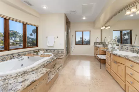 Bath - 838 Forward, La Jolla, CA 92037 photo 3 of 4