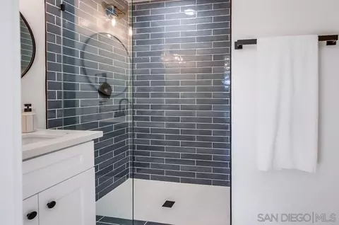 Bath - 2354 Sunset Dr, Escondido, CA 92025 photo 2 of 6