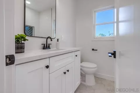 Bath - 2354 Sunset Dr, Escondido, CA 92025 photo 4 of 6