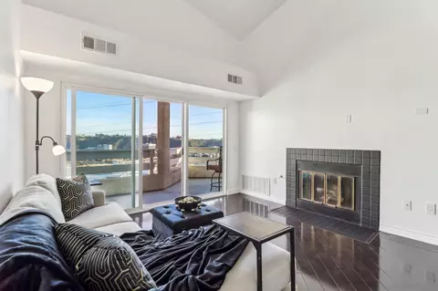 7023 Camino Degrazia #215, San Diego, CA 92111